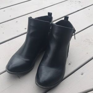🥳 (SOLD) Black booties with zippers
